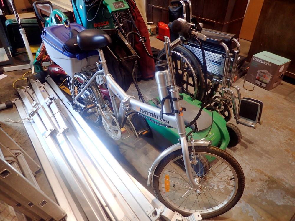 18 inch frame 6 speed U-Terrain UM24 electric bike equipped with Shimano shifters, back box and