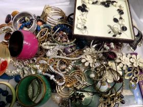 Tray of mixed costume jewellery. UK P&P Group 3 (£30+VAT for the first lot and £8+VAT for subsequent