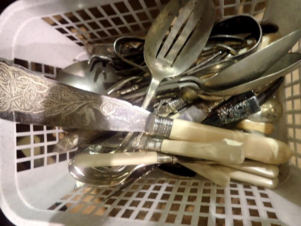 Mixed tray of cutlery. UK P&P Group 2 (£20+VAT for the first lot and £4+VAT for subsequent lots)