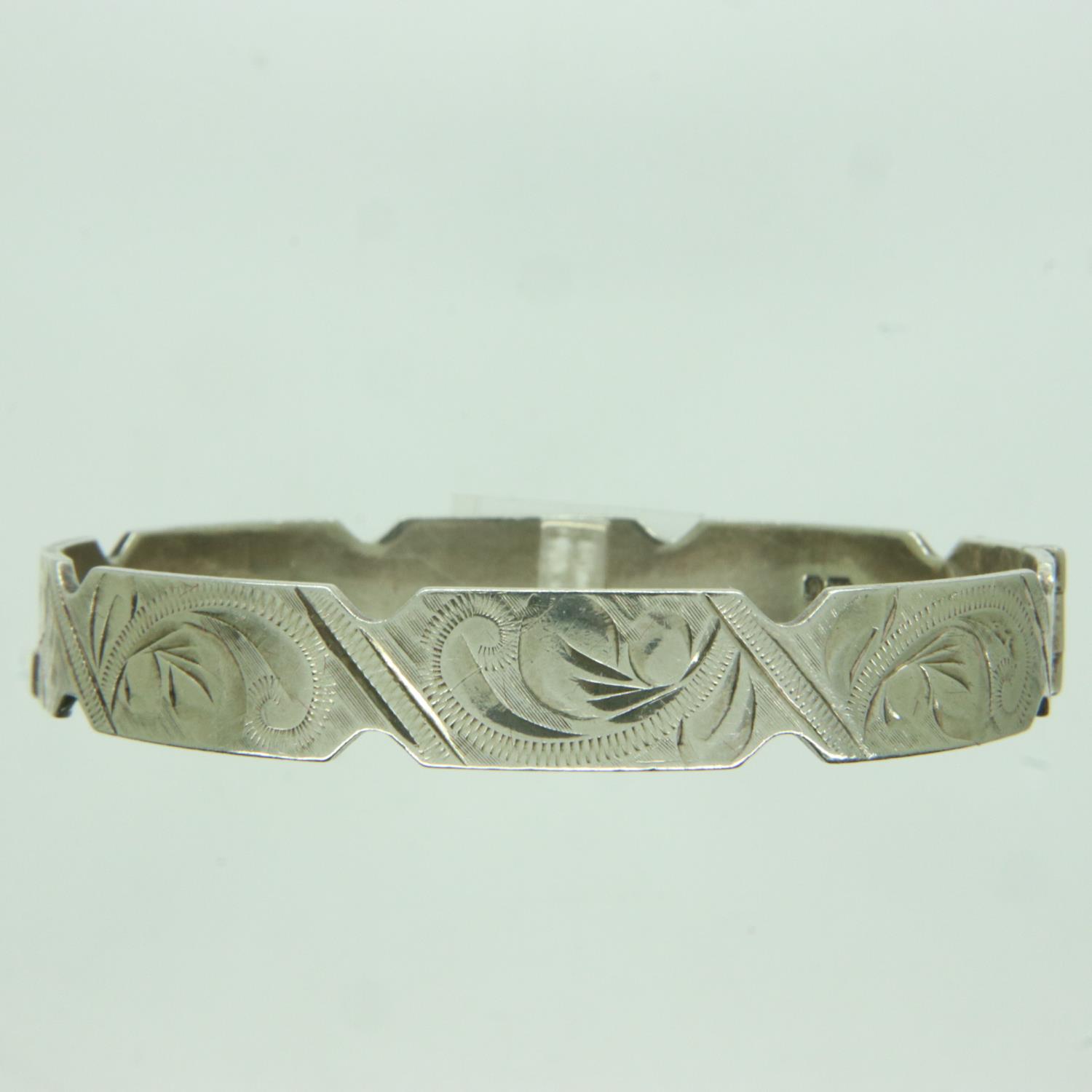 Hallmarked silver bangle, 21g. UK P&P Group 1 (£16+VAT for the first lot and £2+VAT for subsequent