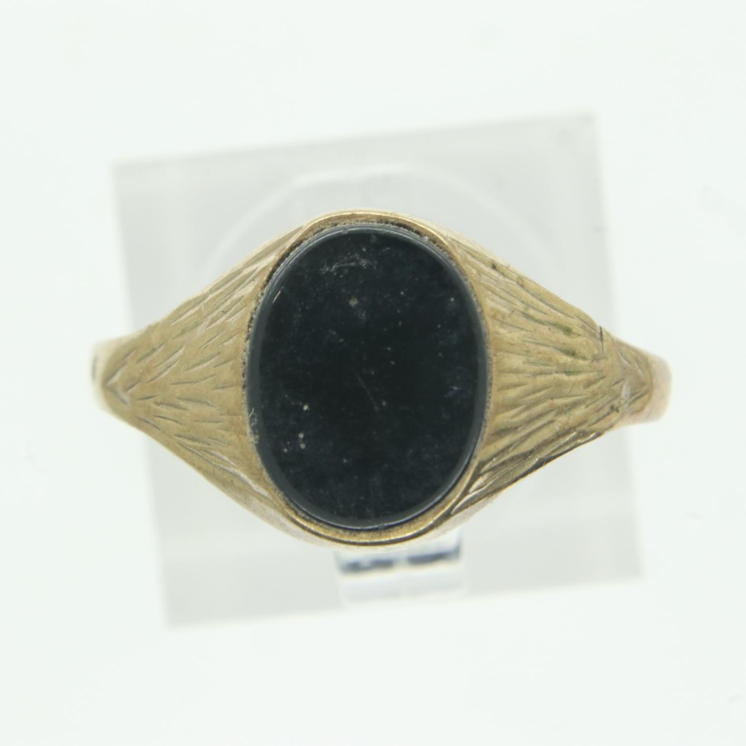 9ct gold onyx set signet ring, size S/T, 1.6g. UK P&P Group 0 (£6+VAT for the first lot and £1+VAT