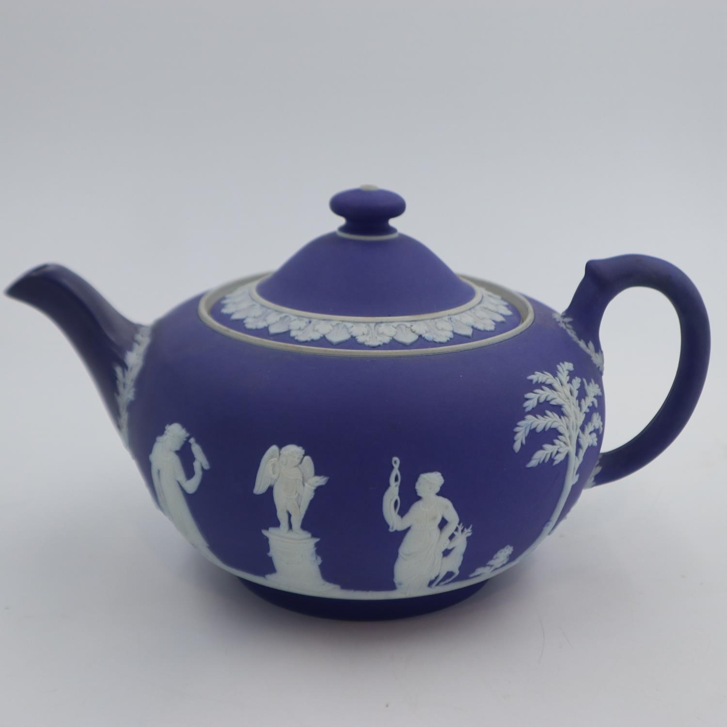 Wedgwood Jasperware teapot, L: 17 cm, no chips or cracks. UK P&P Group 2 (£20+VAT for the first