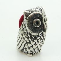 Silver owl form pin cushion, L: 40 mm. UK P&P Group 1 (£16+VAT for the first lot and £2+VAT for
