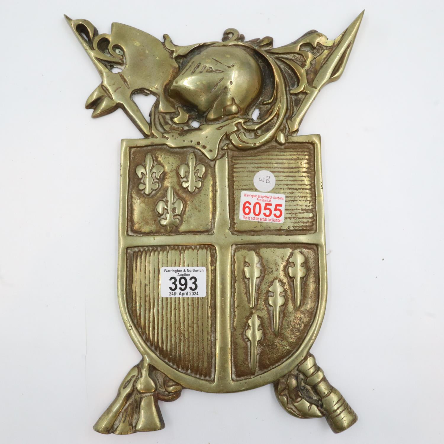 Brass coat of arms, H: 36 cm. UK P&P Group 2 (£20+VAT for the first lot and £4+VAT for subsequent