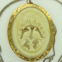 14ct gold and carved bone pendant, featuring two love birds, H: 55mm, Total 7.6g. UK P&P Group 0 (£