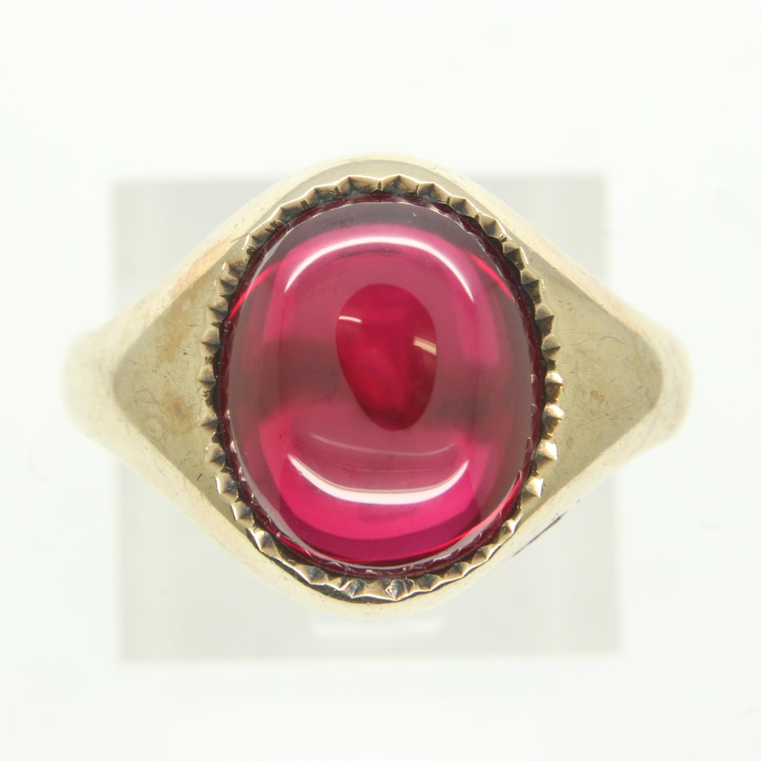 9ct gold signet ring, set with a large cabochon ruby, size S/T, 4.6g. UK P&P Group 0 (£6+VAT for the
