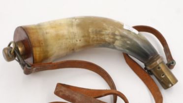 Powder horn with strap and brass mount, L: 25 cm. UK P&P Group 1 (£16+VAT for the first lot and £2+