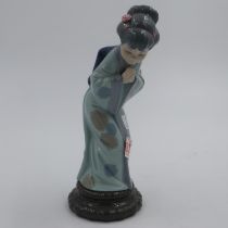 Lladro Geisha girl, H: 25 cm, no chips or cracks. UK P&P Group 2 (£20+VAT for the first lot and £4+