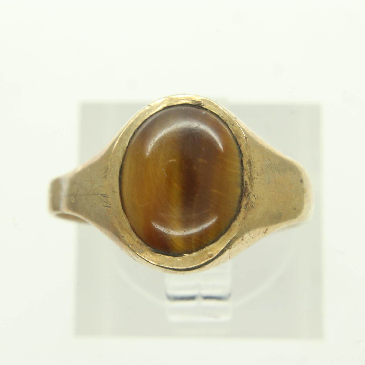 9ct gold gents ring set with tigers eye cabochon, misshapen, 2.5g. UK P&P Group 0 (£6+VAT for the