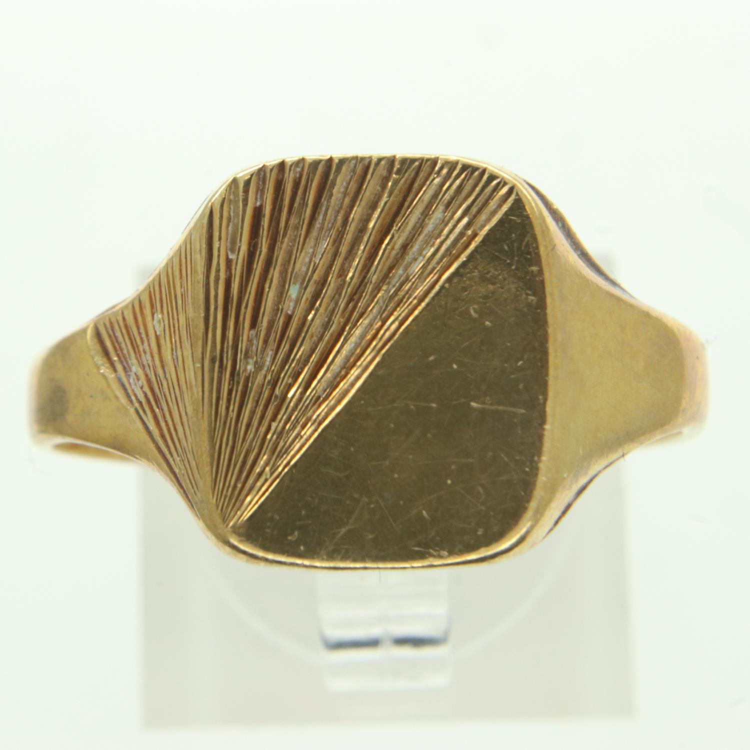 9ct gold gents signet ring, size W, 4.3g. UK P&P Group 0 (£6+VAT for the first lot and £1+VAT for