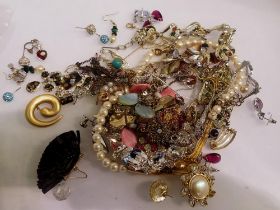 Quantity of mixed costume jewellery. UK P&P Group 1 (£16+VAT for the first lot and £2+VAT for