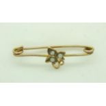 9ct gold brooch set with seed pearl, L: 25mm, 1.0g. UK P&P Group 0 (£6+VAT for the first lot and £