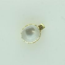Unmarked 18ct gold moonstone cabochon pendant. UK P&P Group 0 (£6+VAT for the first lot and £1+VAT