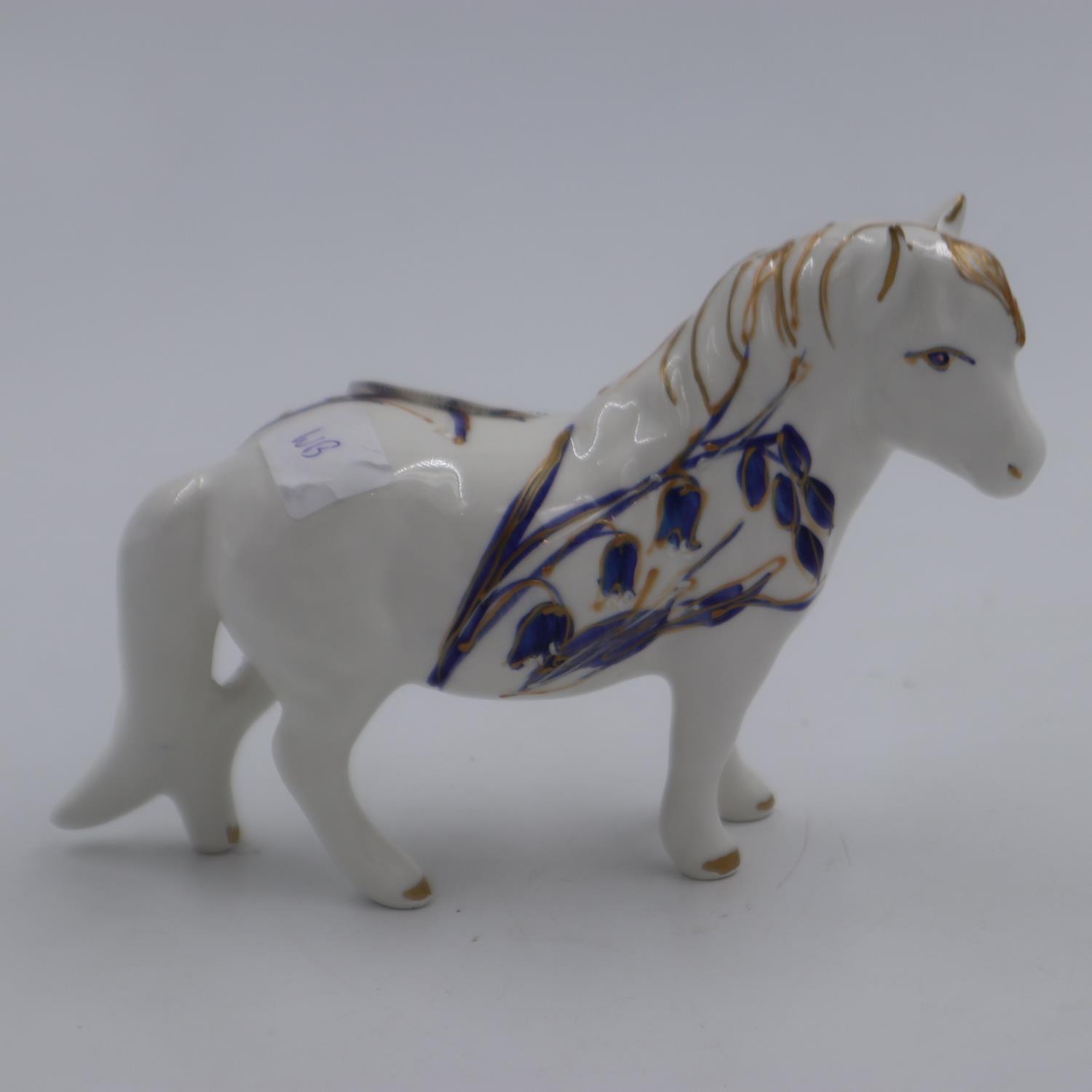 Anita Harris pony, signed in gold, no cracks or chips, L: 17 cm. UK P&P Group 1 (£16+VAT for the
