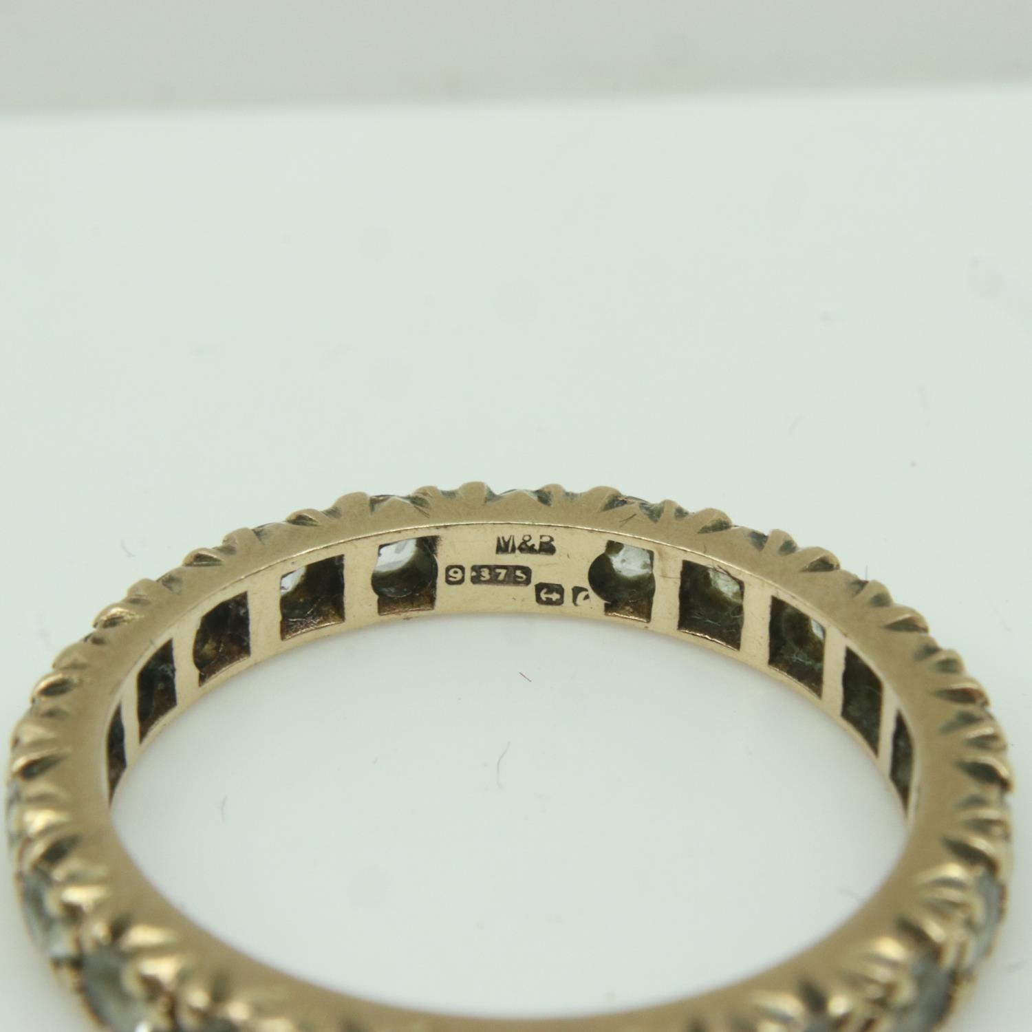 9ct gold band ring set with cubic zirconia, size M, 2.3g. UK P&P Group 0 (£6+VAT for the first lot - Image 3 of 3