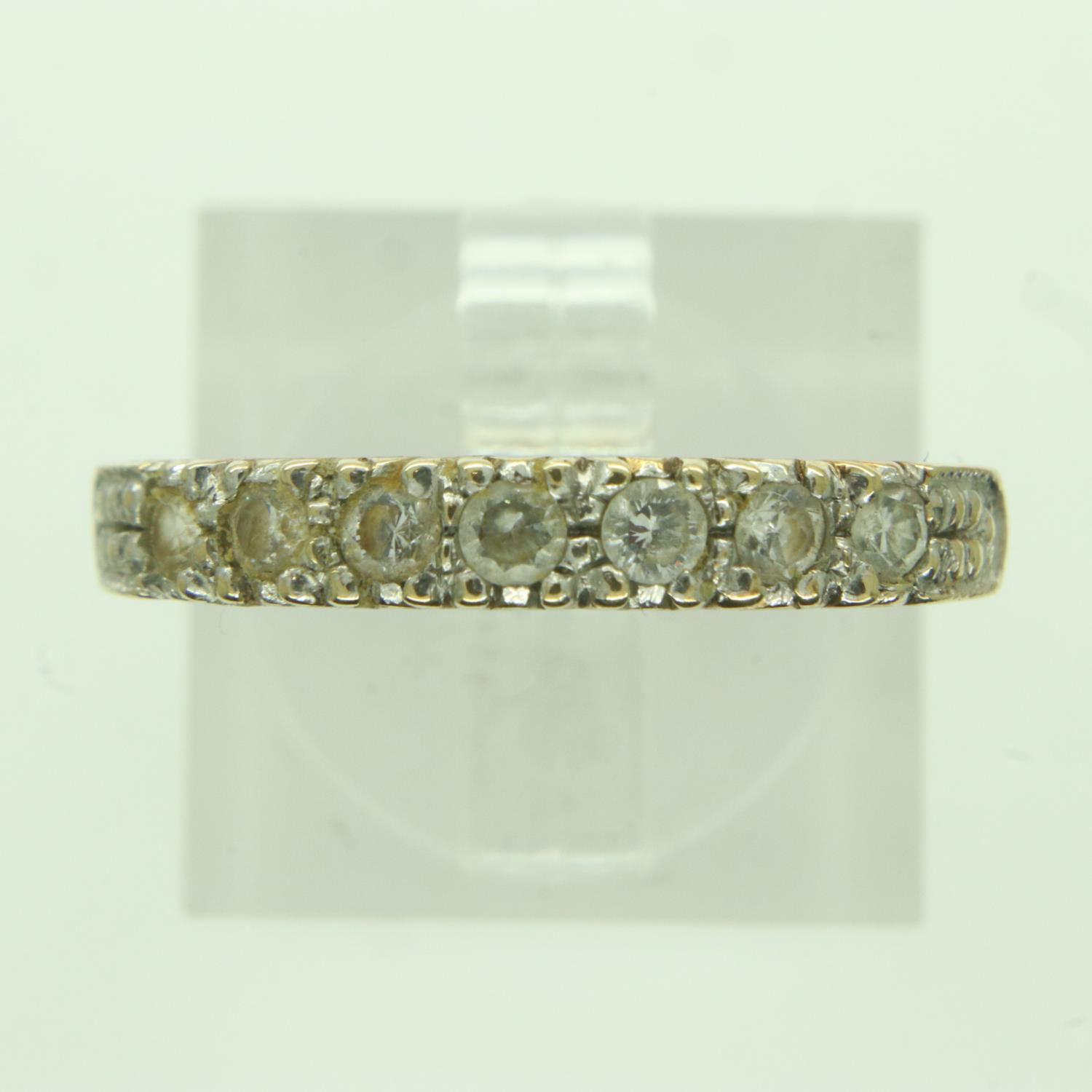 9ct gold ring set with cubic zirconia, size O, 1.7g. UK P&P Group 0 (£6+VAT for the first lot and £