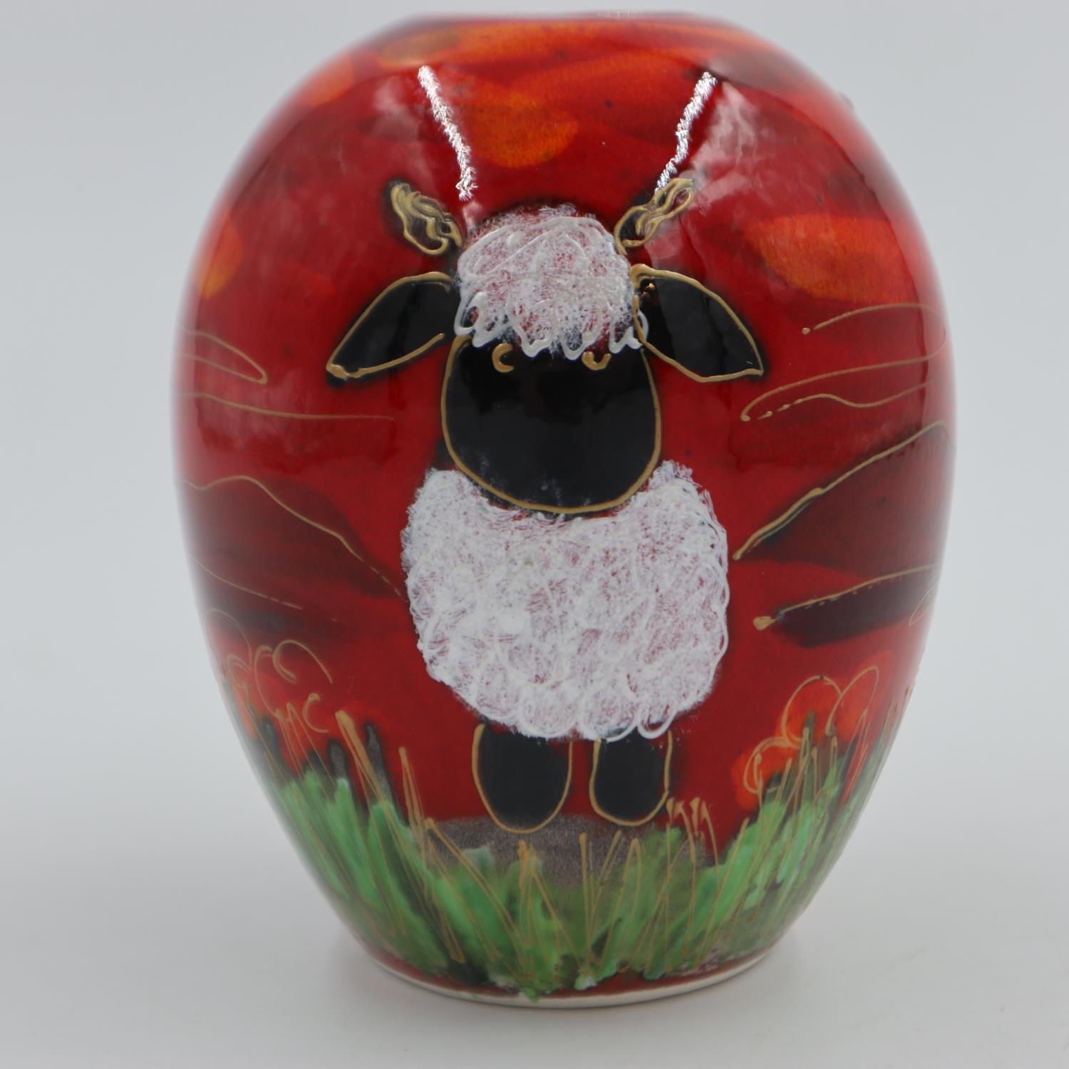 Anita Harris sheep vase, signed in gold, no cracks or chips, H: 14 cm. UK P&P Group 1 (£16+VAT for