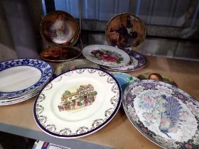 Fifteen display plates, including an early majolica example. Not available for in-house P&P