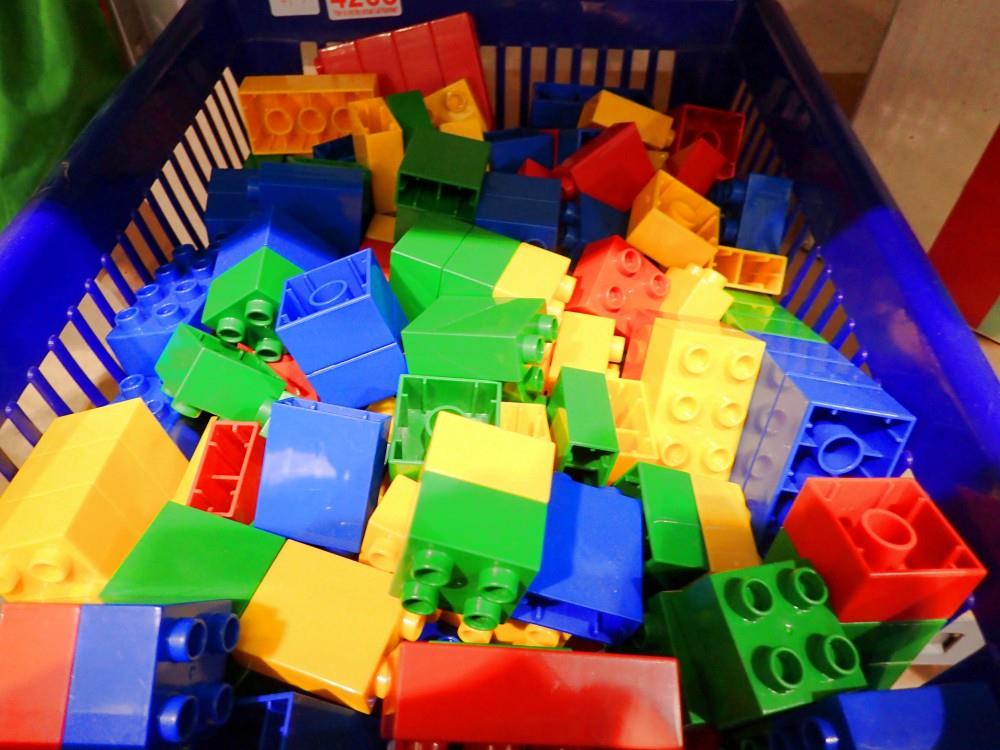 Small quantity of Duplo. UK P&P Group 1 (£16+VAT for the first lot and £2+VAT for subsequent lots)