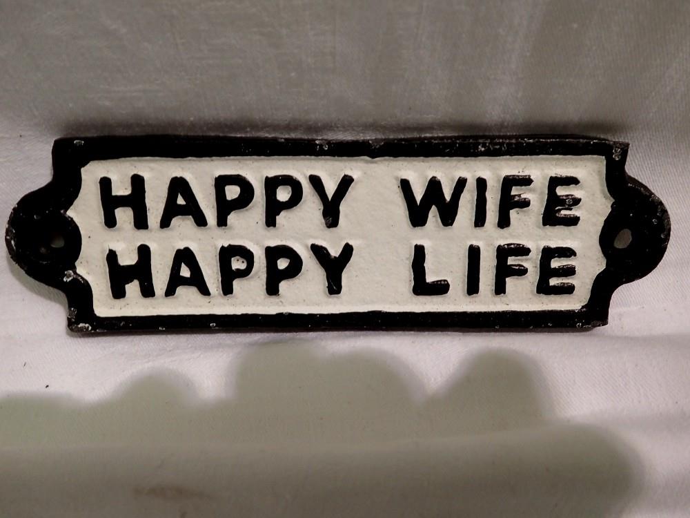 Cast iron Happy wife happy life sign. W:15cm. UK P&P Group 1 (£16+VAT for the first lot and £2+VAT