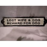 Cast iron lost wife & dog, reward for wife sign. L: 22 cm. UK P&P Group 1 (£16+VAT for the first lot