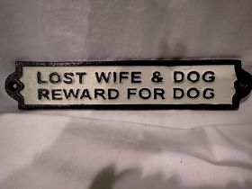 Cast iron lost wife & dog, reward for wife sign. L: 22 cm. UK P&P Group 1 (£16+VAT for the first lot