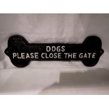 Cast iron dogs please close the gate sign. UK P&P Group 1 (£16+VAT for the first lot and £2+VAT