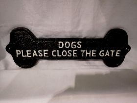 Cast iron dogs please close the gate sign. UK P&P Group 1 (£16+VAT for the first lot and £2+VAT