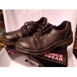 Pair of mens work boots, size 8, in box. UK P&P Group 2 (£20+VAT for the first lot and £4+VAT for