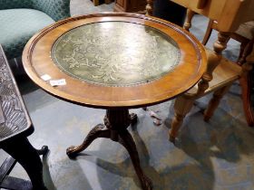 Circular table with brass centre on a tripod support, D: 60 cm, H: 72 cm. Not available for in-house