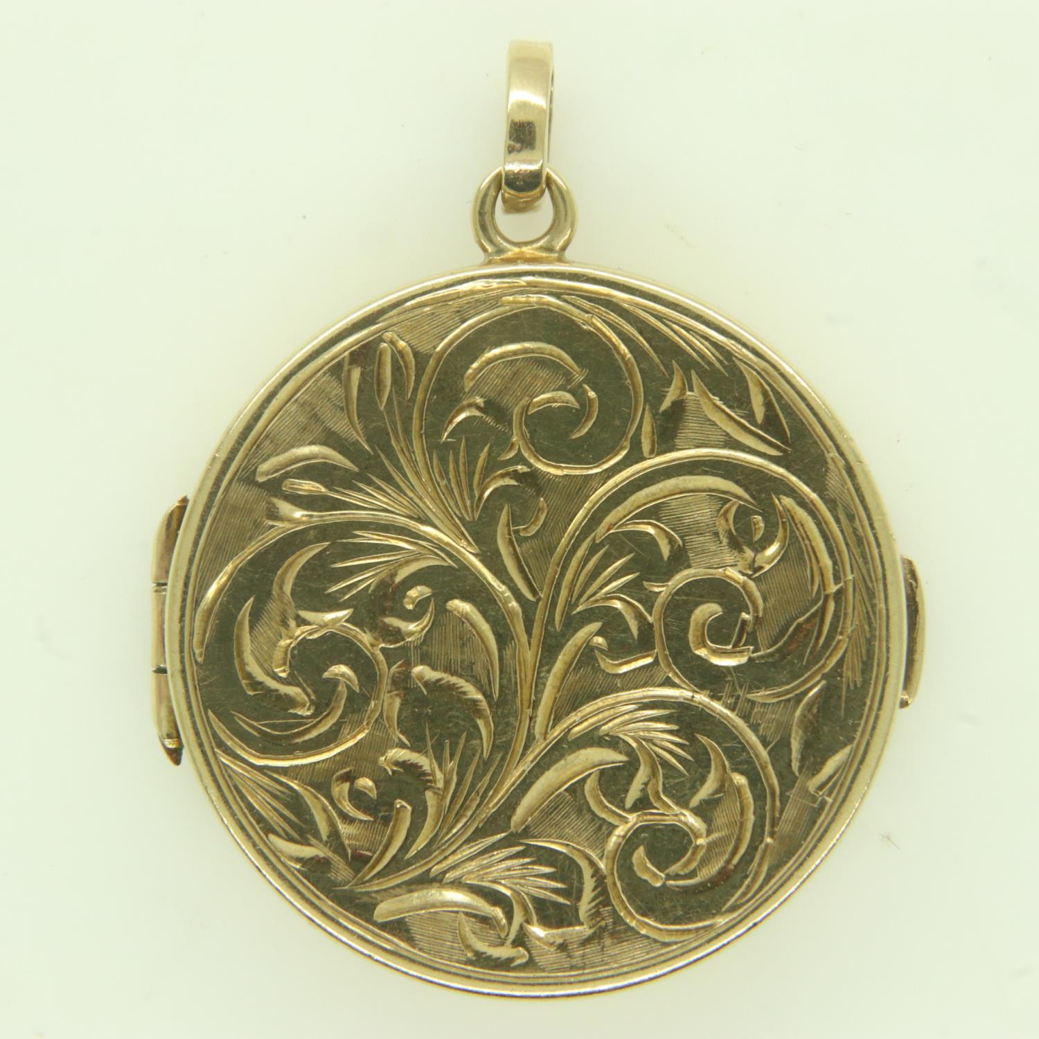 9ct gold oval locket, with floral design to front, 4.6g, D: 24 mm. UK P&P Group 0 (£6+VAT for the