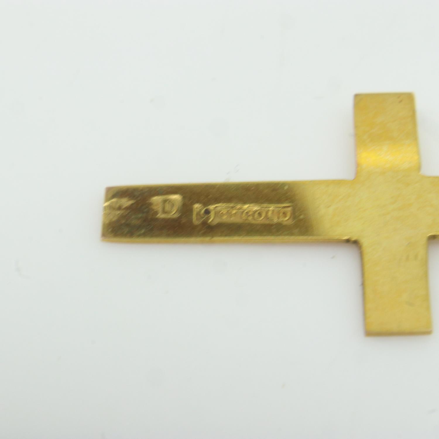 9ct gold cross pendant, 0.9g. P&P Group 0 (£6+VAT for the first lot and £1+VAT for subsequent lots) - Image 2 of 2
