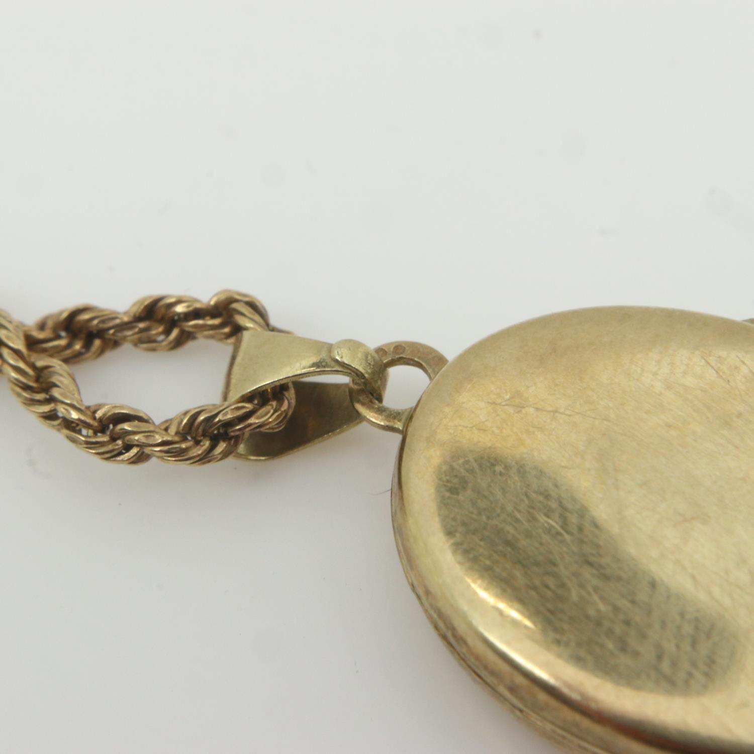9ct gold oval locket on a 9ct gold rope-link chain, combined 3.6g. P&P Group 0 (£6+VAT for the first - Image 2 of 2
