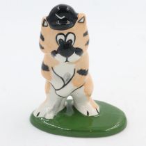 Lorna Bailey golfing cat, H: 13 cm. UK P&P Group 1 (£16+VAT for the first lot and £2+VAT for