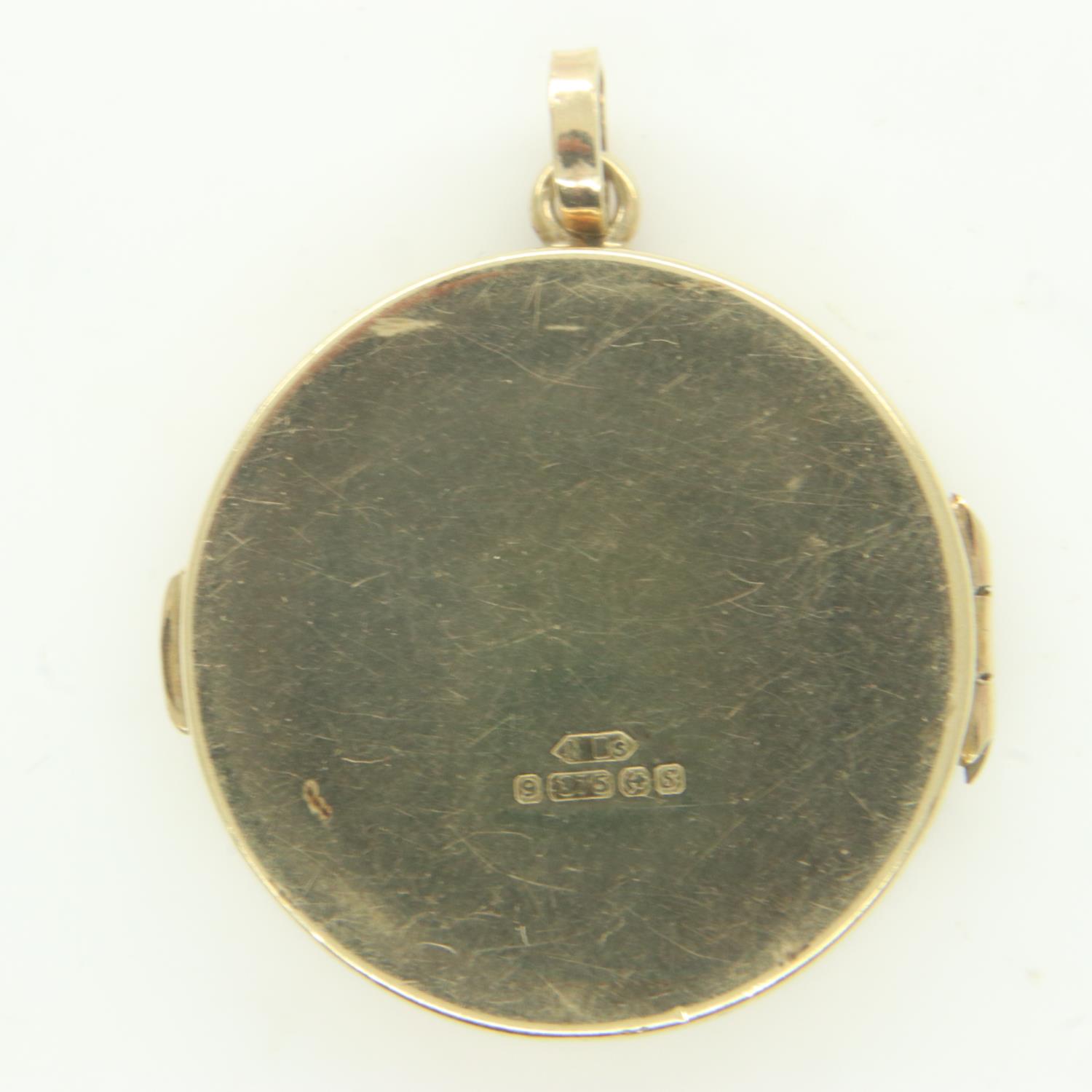 9ct gold oval locket, with floral design to front, 4.6g, D: 24 mm. UK P&P Group 0 (£6+VAT for the - Image 2 of 3
