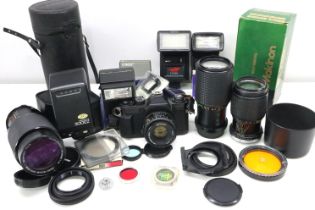 35mm SLR film camera with large quantity of accessories. UK P&P Group 3 (£30+VAT for the first lot