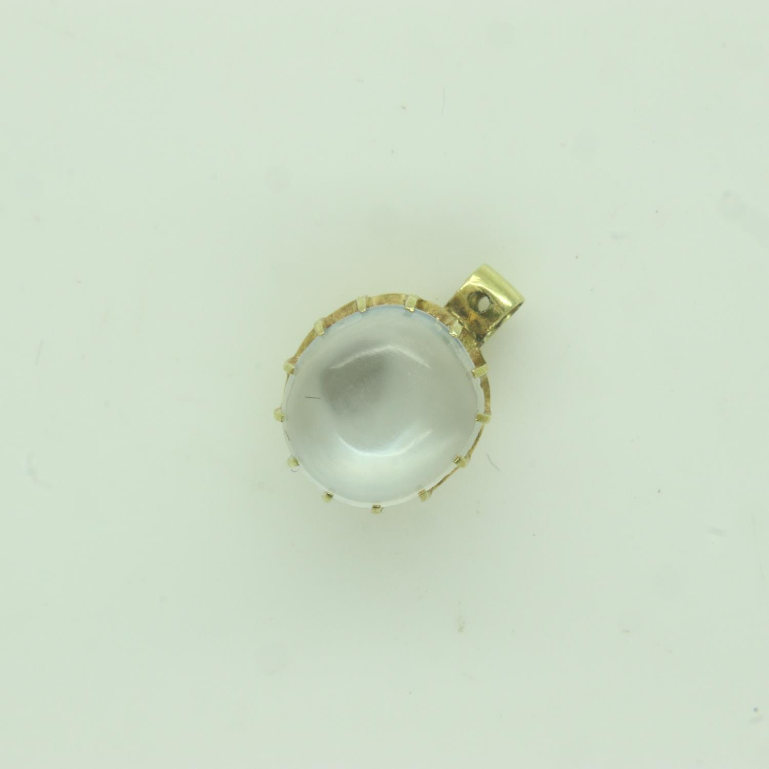 Unmarked 18ct gold moonstone cabochon pendant, 0.4g. UK P&P Group 0 (£6+VAT for the first lot and £