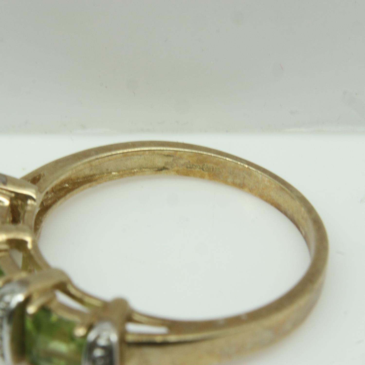 Contemporary 9ct gold ring set with peridot and diamonds, size P, 3.0g. P&P Group 0 (£6+VAT for - Image 3 of 3