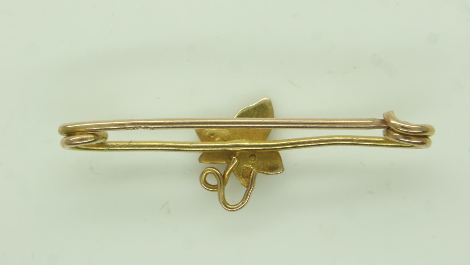 9ct gold brooch set with seed pearl, L: 25 mm, 1.0g. UK P&P Group 0 (£6+VAT for the first lot and £ - Image 2 of 2