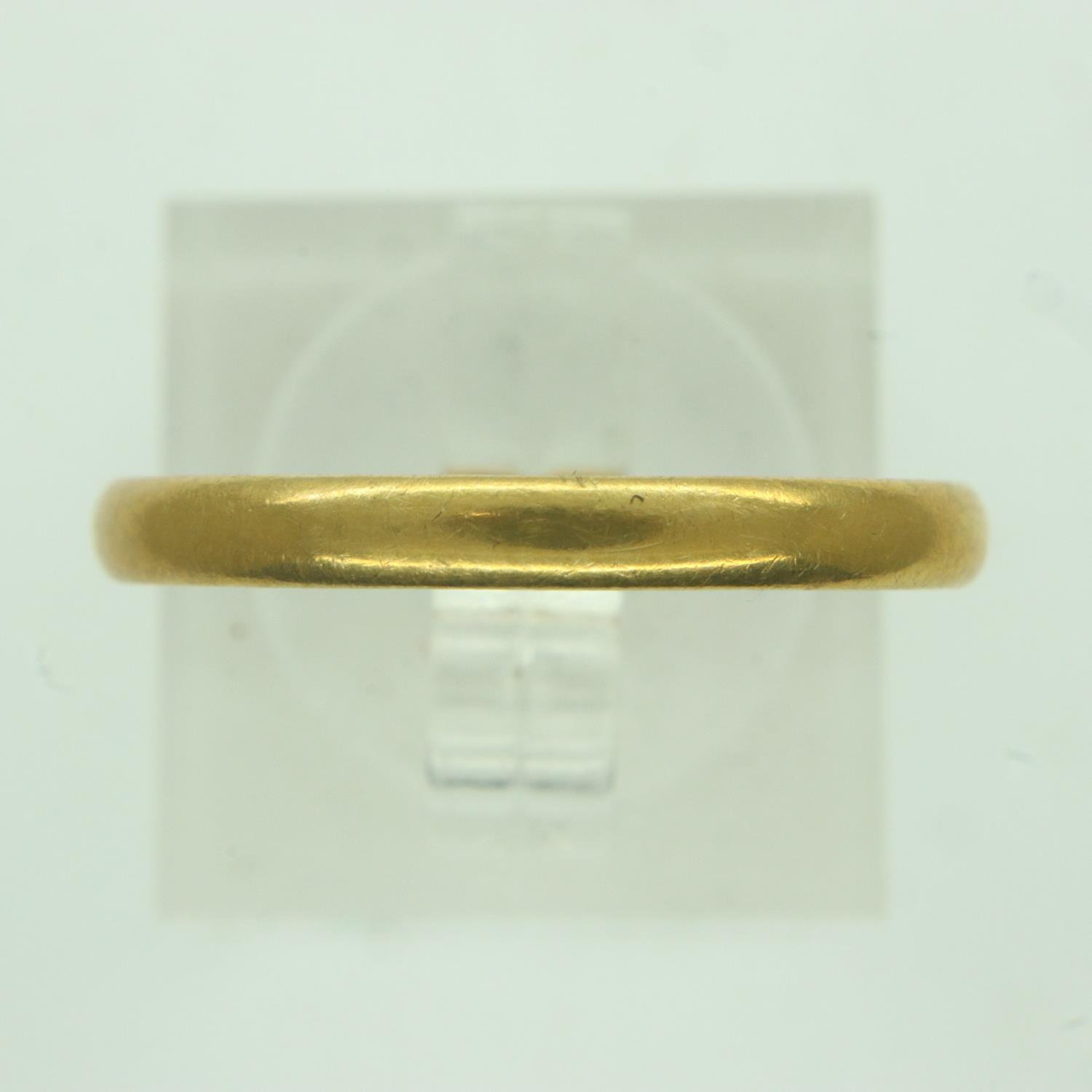 22ct gold slim profile wedding band, size R/S, 2.6g. P&P Group 0 (£6+VAT for the first lot and £1+