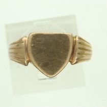Victorian Chester hallmarked 9ct gold signet ring, size P (mis-shapen), 2.6g. P&P Group 0 (£6+VAT