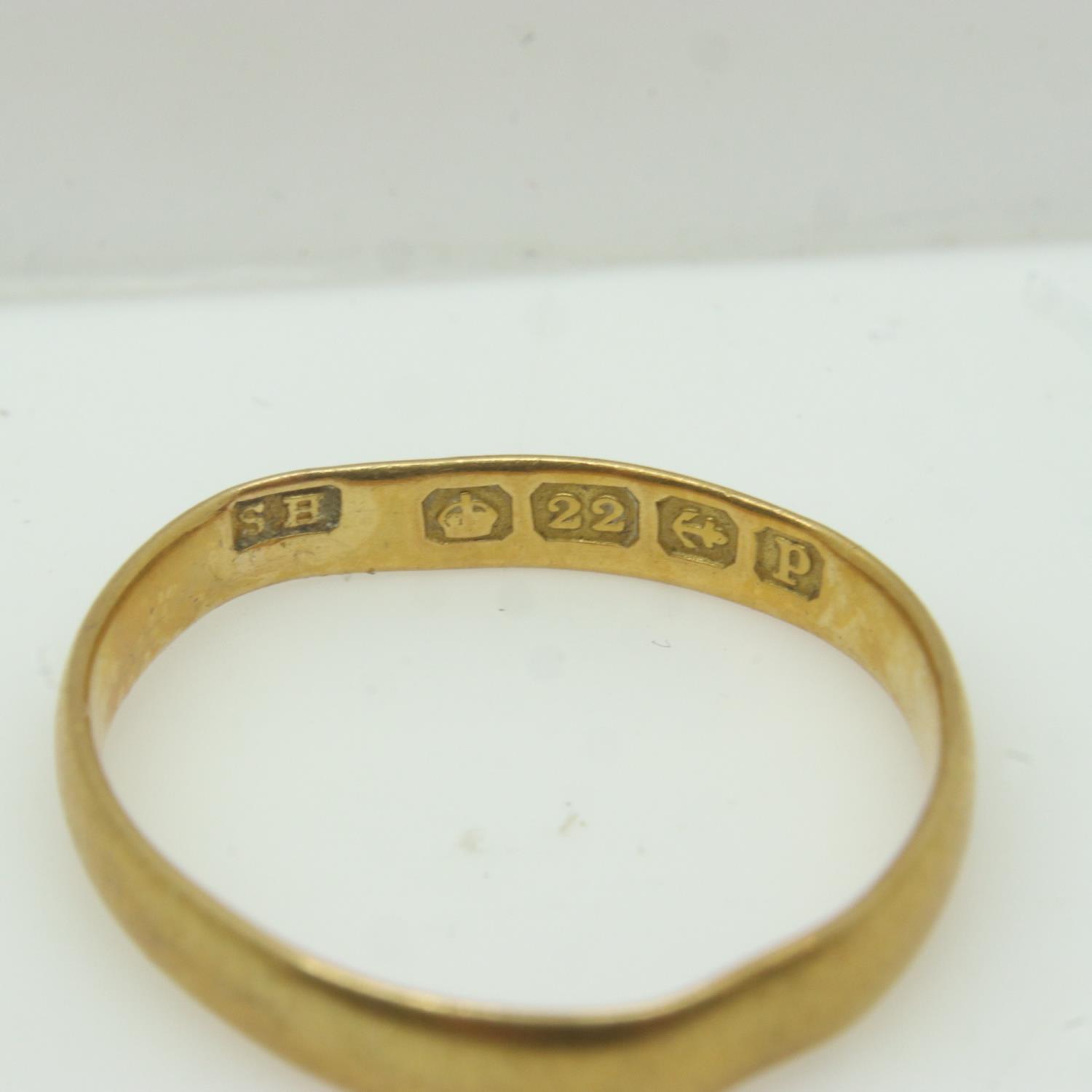 22ct gold wedding band, mis-shapen, 2.4g. P&P Group 0 (£6+VAT for the first lot and £1+VAT for - Image 3 of 3