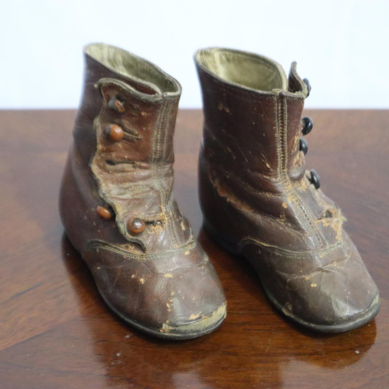 Pair of Victorian children's leather boots. UK P&P Group 1 (£16+VAT for the first lot and £2+VAT for