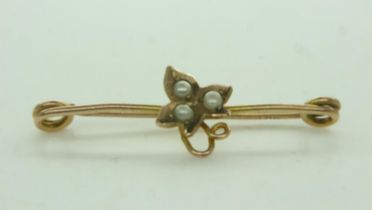 9ct gold brooch set with seed pearl, L: 25 mm, 1.0g. UK P&P Group 0 (£6+VAT for the first lot and £