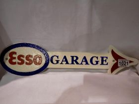 Cast iron Esso Garage arrow, L: 40 cm. UK P&P Group 2 (£20+VAT for the first lot and £4+VAT for
