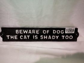 Cast iron Beware of dog the cat is shady too plaque, W: 30 cm. UK P&P Group 1 (£16+VAT for the first