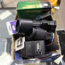 35mm SLR film camera with large quantity of accessories. UK P&P Group 3 (£30+VAT for the first lot
