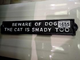 Cast iron Beware of dog the cat is shady too plaque, W: 30 cm. UK P&P Group 1 (£16+VAT for the first