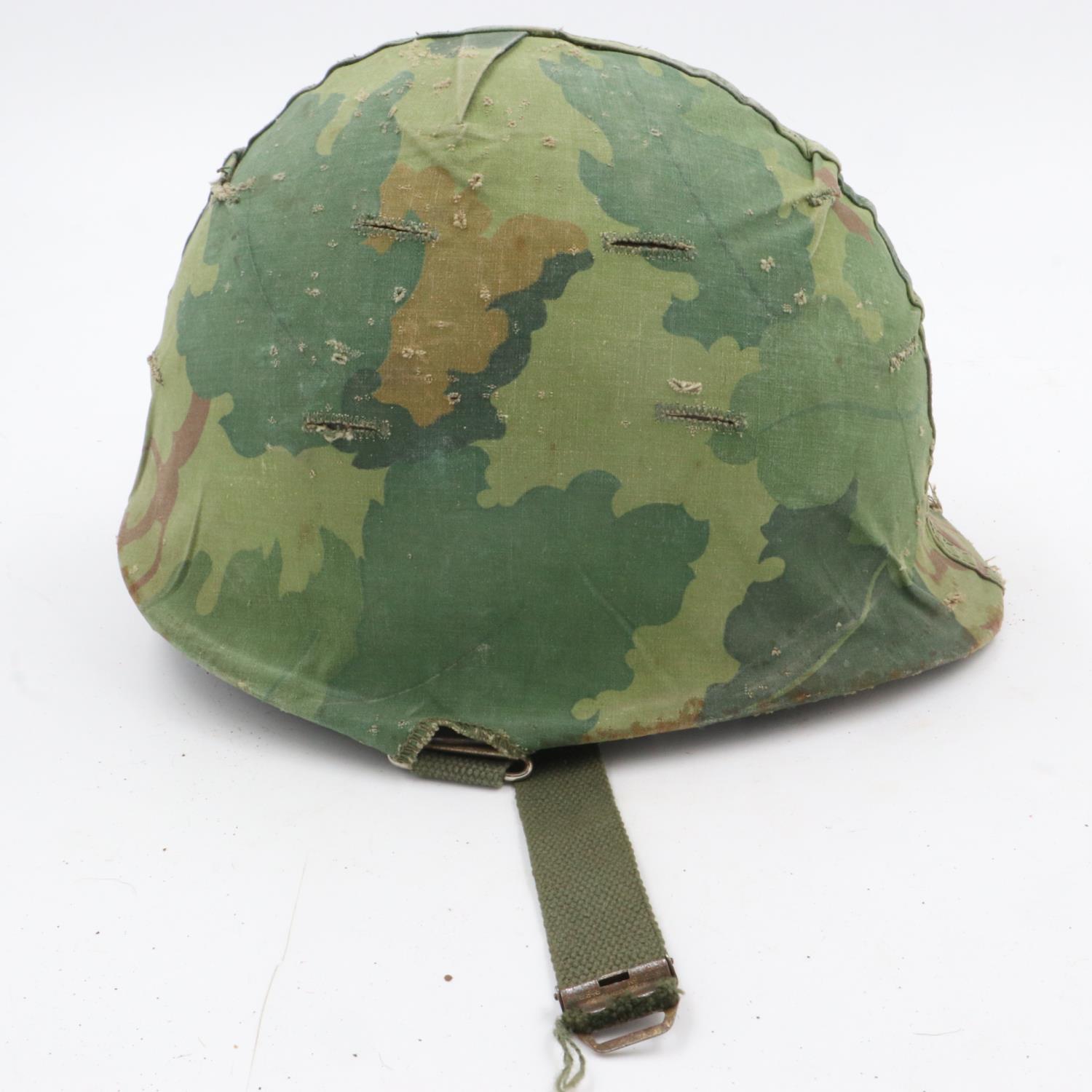 Post-WWII US M1 steel helmet, with liner and camouflage cover. UK P&P Group 2 (£20+VAT for the first - Bild 2 aus 4