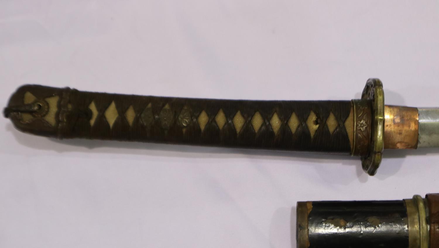 WWII Japanese Officers Type 98 Shin-Gunto sword with leather-bound steel scabbard, good Tang - Image 2 of 6